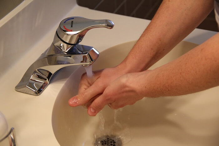 zasady zachowania się przy stole-mycie rąk