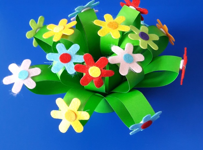 Praca plastyczna z okazji Dnia Kobiet - przyklejanie kwiatów.