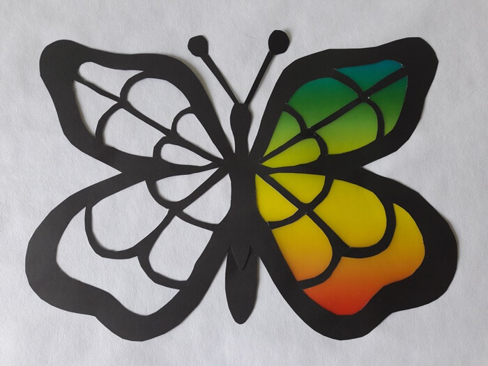 Motyl-witraż z papieru - podklejanie papierem witrażowym